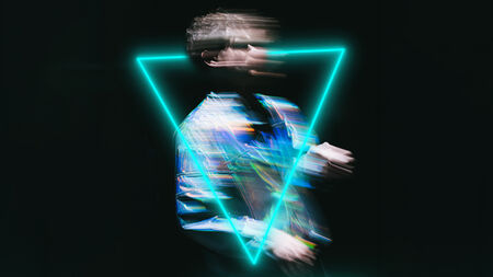 Bewegende persoon in een blauwe outfit, omringd door een glowing driehoekige afbeelding op een donkere achtergrond.