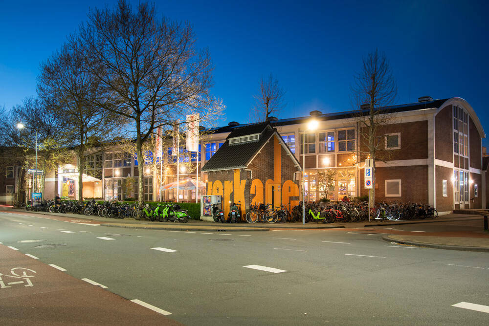Gebouw met kleurrijke letters die 'verkade' vormen