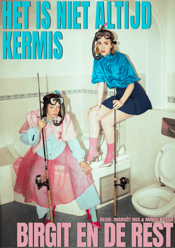 Twee vrouwen in opvallende outfits zitten op een toilet, met poolsticks, in een humoristische setting.