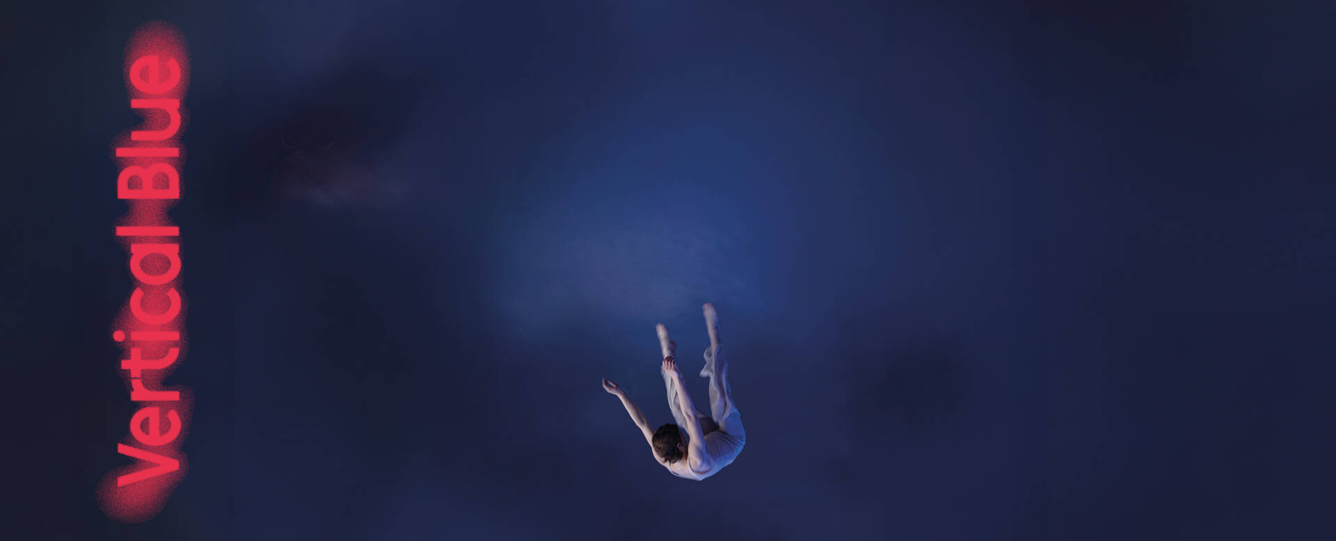 Een persoon valt door een blauwe lucht, met de tekst "Vertigo Blue" in felrood aan de linkerkant.