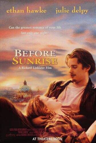 Film poster van "Before Sunrise" met Ethan Hawke en Julie Delpy, tegen een achtergrond van een stadslandschap bij zonsondergang.