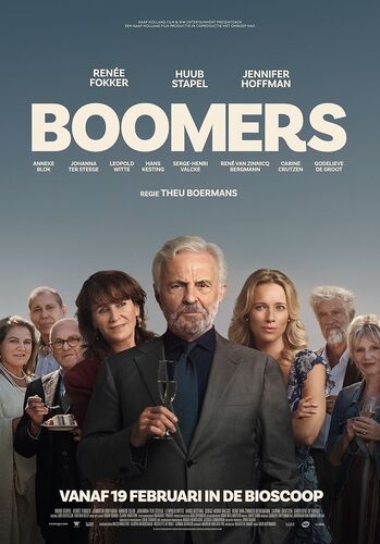 Poster voor de film "Boomers" met de titel, acteurs en releasedatum, en een groep mensen in de achtergrond.