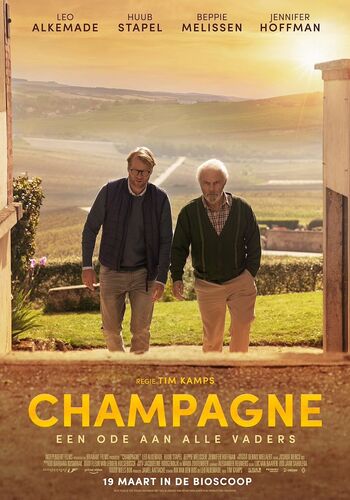 Twee mannen wandelen samen door een schilderachtig landschap, promoot de film "Champagne".