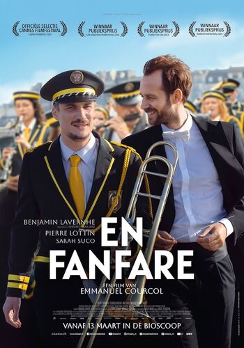 Alt-tekst: Filmaffiche van "En Fantasie", met twee mannen in kostuum en uniform, die samen lachen terwijl een fanfare achter hen speelt.