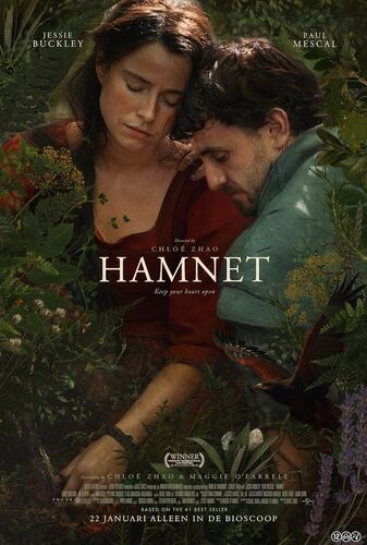 Filmaf poster van "Hamnet" met een vrouw en man in een intieme houding, omringd door natuur en bloemen.