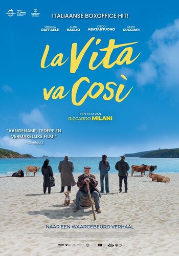Filmposter van "La Vita Va Così" met een man op het strand, omringd door andere figuren en zeelandschap op de achtergrond.