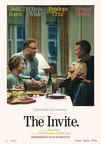 Filmposter van "The Invite" met een groep mensen rond de tafel, met eten en drinken. Een gezellige, sociale sfeer.