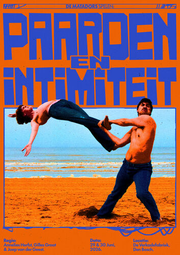 Poster van de voorstelling "Paarden en Intimiteit", met een man die een vrouw in de lucht gooit op het strand, tegen een oranje achtergrond.