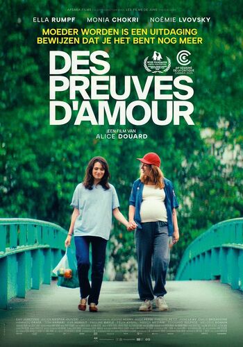 Een affiche van de film "Des Preuves d'Amour" met twee vrouwen die samen over een brug lopen in een groene omgeving.