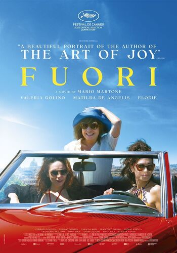 Film affiche van "Fuori" met drie vrouwen in een rode auto tegen een blauwe lucht, met stijlvolle kleding en accessoires.