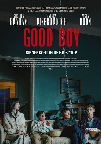 Filmposter van "Good Boy", met een groep mensen in een kamer, terwijl ze naar iets staren. Filminformatie onderaan.