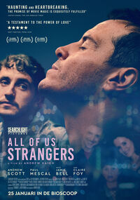 Poster van de film "All of Us Strangers" met hoofdpersonages en de releasedatum: 25 januari in de bioscoop.