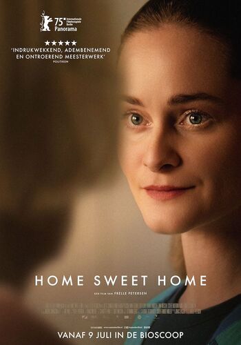 Filmposter voor "Home Sweet Home" met een close-up van een vrouw die aandachtig kijkt.