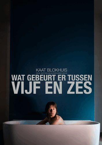 Een kind zit in een badkuip tegen een blauwe muur, met de tekst "Wat gebeurt er tussen vijf en zes" van Kaat Blokhuis.