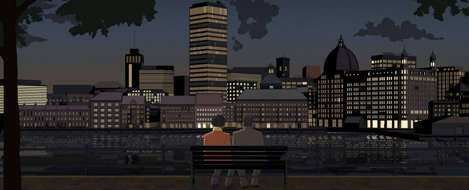 Een koppel zit op een bankje met uitzicht op een verlichte stad aan het water, onder een avondlucht.