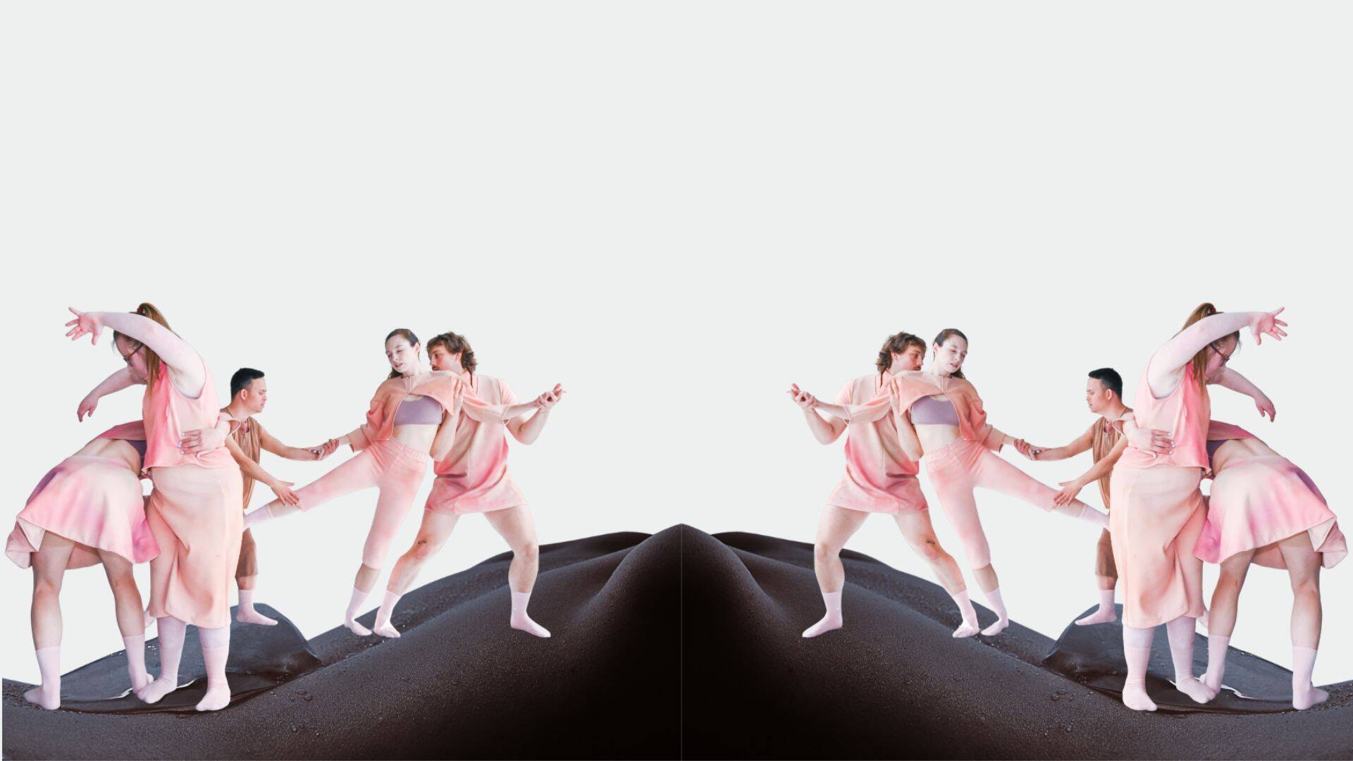 Vijf dansers in roze kostuums bevorderen samen een dynamische choreografie op een zwart podium.