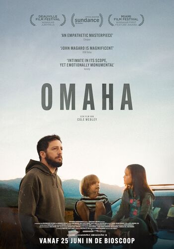 Filmplak met de titel "Omaha", waarin drie personen staan rondom een auto, met details over de bioscooprelease.