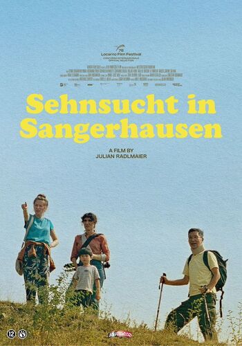 Film poster van "Sehnsucht in Sangerhausen" met vier wandelaars op een heuvelachtig landschap.