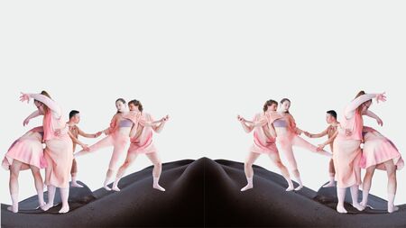 Vijf dansers in roze kostuums bevorderen samen een dynamische choreografie op een zwart podium.