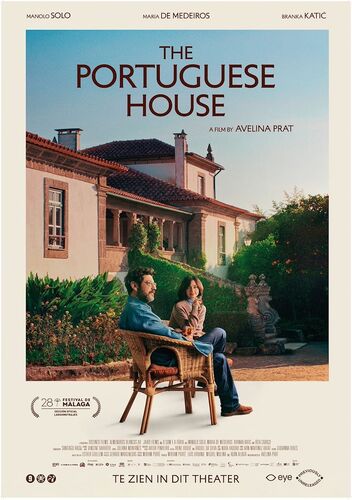 Film poster van "The Portuguese House" met een man en een vrouw op een bank, voor een huis met groen en blauwe lucht.