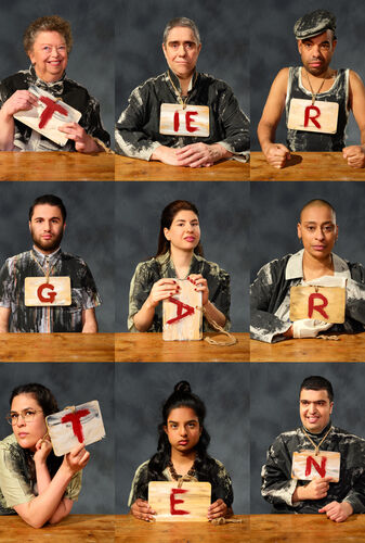 Groep mensen houdt bordjes vast met letters, vormen een woord in een artistieke setting.