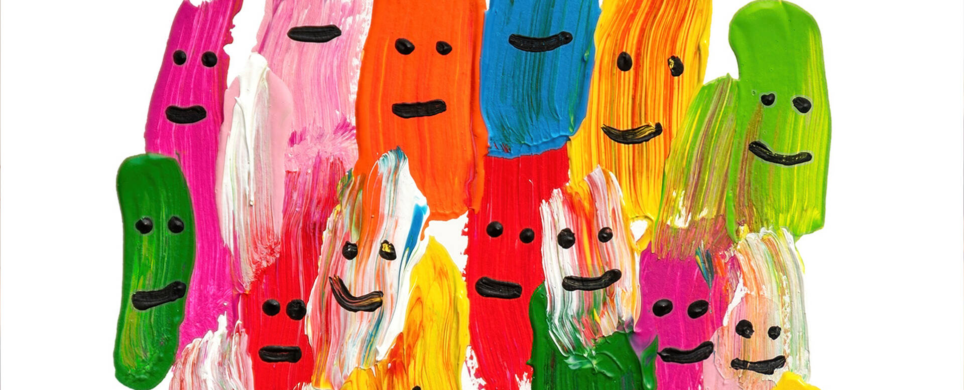 Kleurrijke kindertekeningen van blije gezichten in verschillende kleuren en vormen.