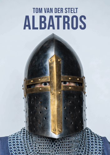 Een halfbijeenkomst van een persoon in een middeleeuwse helm met een blauwe achtergrond en de tekst "Tom van der Stelt Albatros".