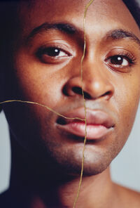 Portret van een jongeman met een neutralere uitdrukking, een dunne lijn over zijn gezicht.