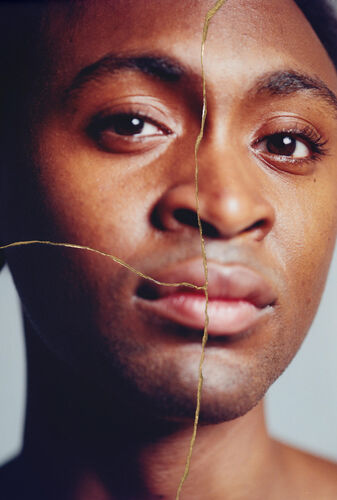 Portret van een jongeman met een neutralere uitdrukking, een dunne lijn over zijn gezicht.